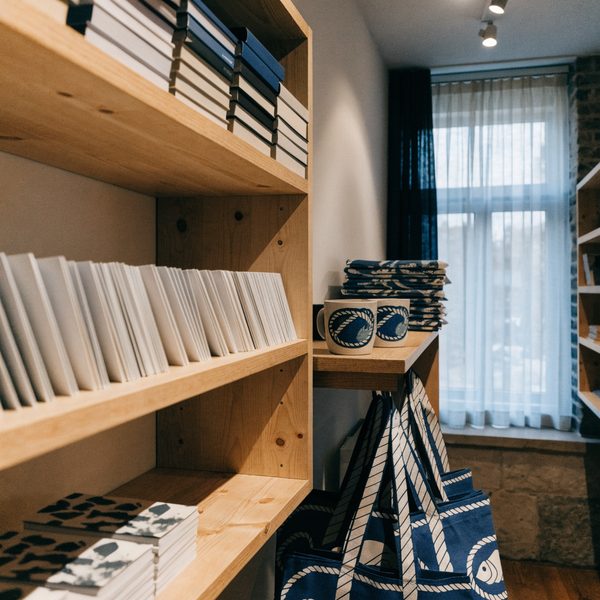 Étagères de la boutique avec livres et sacs en toile